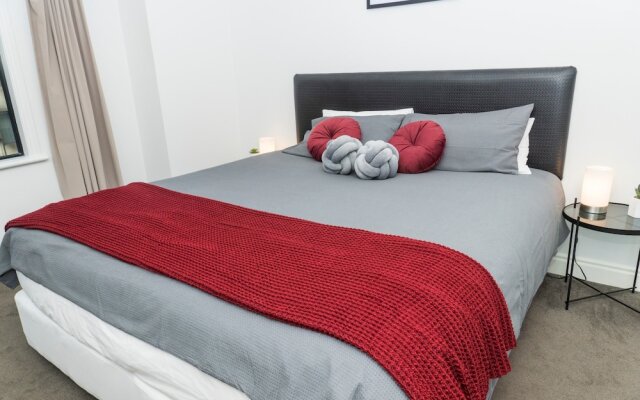 King Bed in Auckland CBD with Pool & Gym