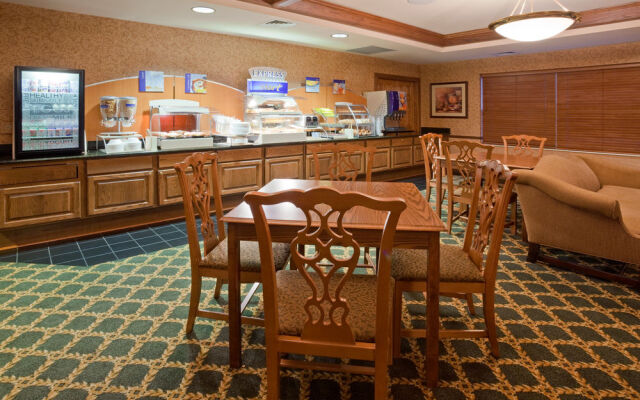 Holiday Inn Express Hotel & Suites Oshkosh Stateroute 41