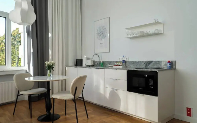 Miro Rooms Center Cloud - Quite Chic