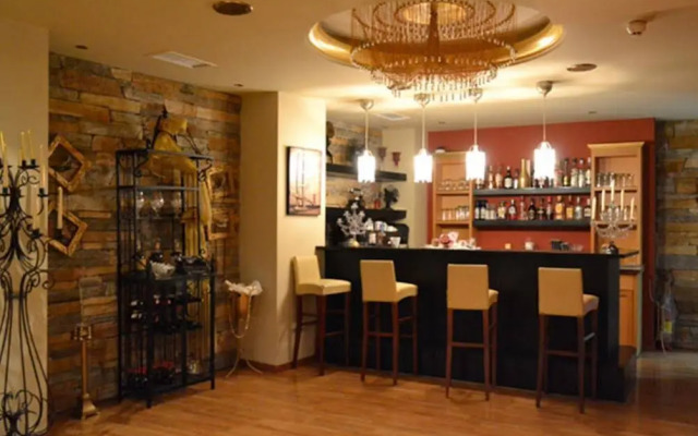 Hotel Queens Leriotis