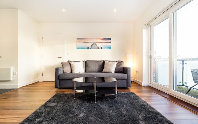 Deluxe Kennet Island Apartment