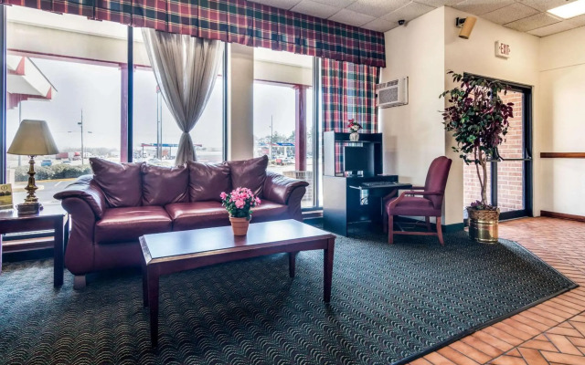 Econo Lodge Inn & Suites Conference Center