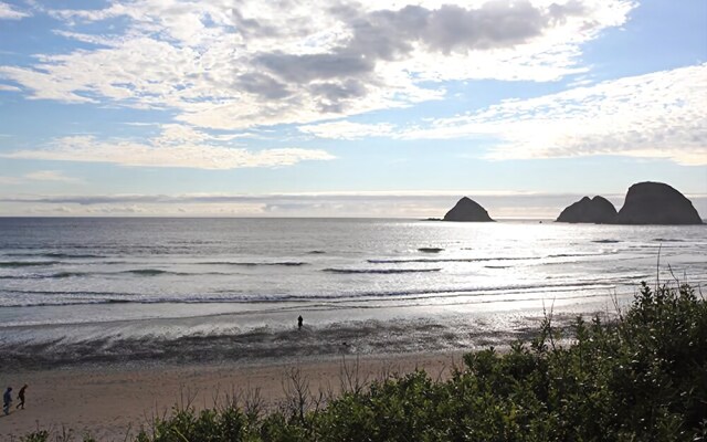 Oceanside Perch 3 Br home by RedAwning