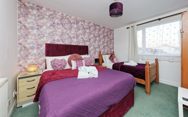 House Sleeps 14 With Enclosed Garden