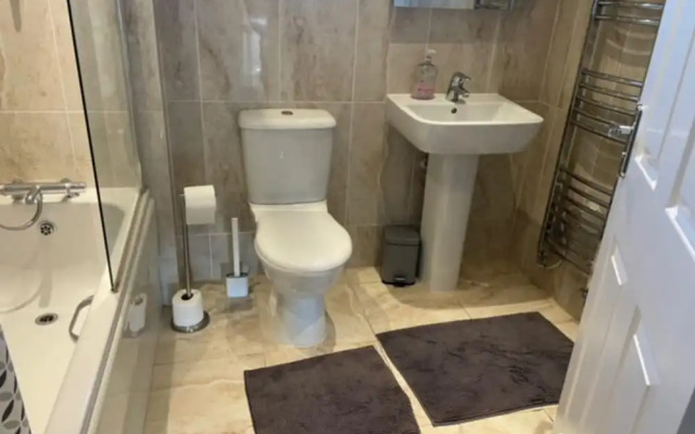 Fantastic, pet Friendly 3 Bedroom House in Bedford