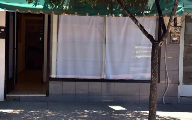 Habitación con oficina a la calle