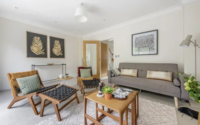 Riverside Home with Private Parking