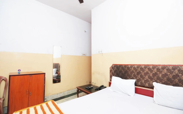 SPOT ON 45472 Hotel Savitri