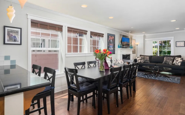 Seattle Vacation Home: The Great Wall