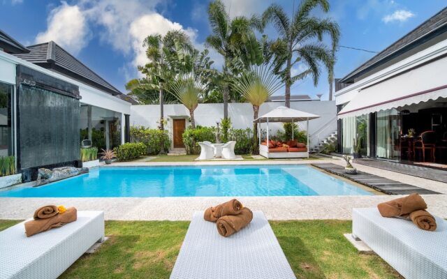 Serene 4br Seminyak Villa with Tropical