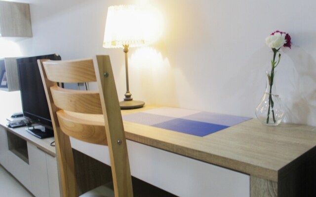 Bright Studio Apartment at Springwood Residence