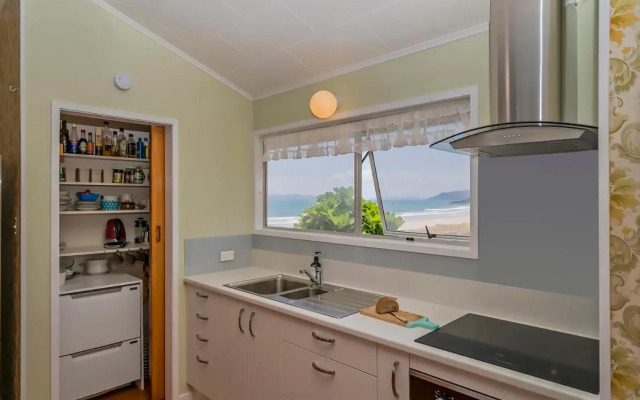 Beachfront Hideaway - Matarangi Holiday Home