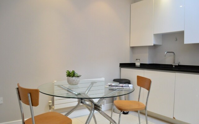 2 Bedroom Maisonette House Close to Hyde Park