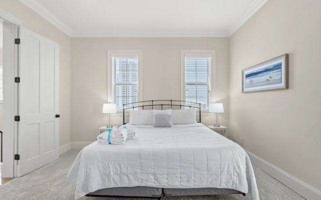 Luxury Home Steps From Beach in Gated Community