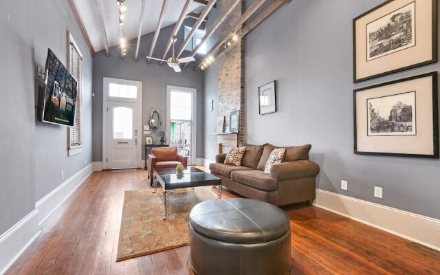 Hosteeva 2BR Steps to St. Charles Ave