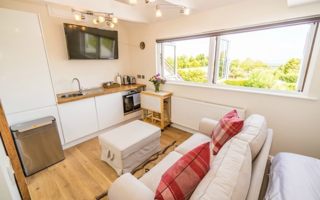 Sea View Holiday Flat - Covehurst Bay