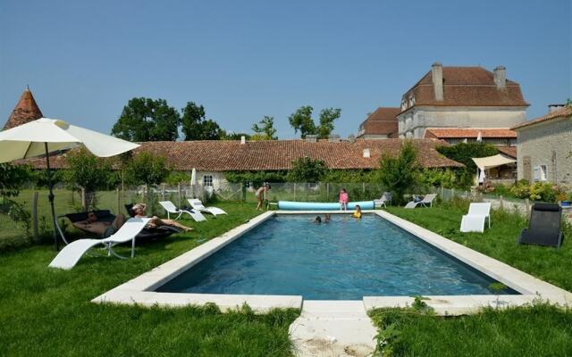 Chambres dHôtes et Gîtes du Château de Clauzuroux