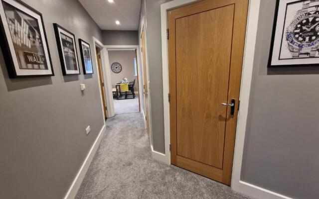 Entire Central 2 Bedroom Apartment (With Parking)