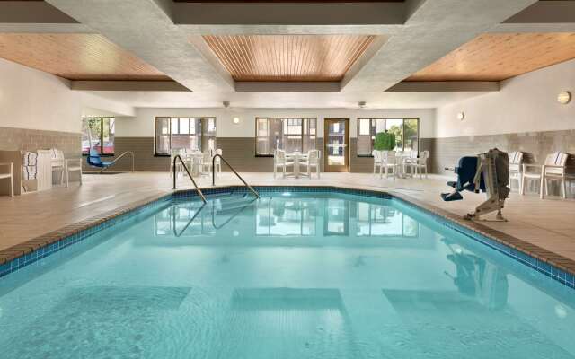 Country Inn & Suites by Radisson, St. Cloud West, MN