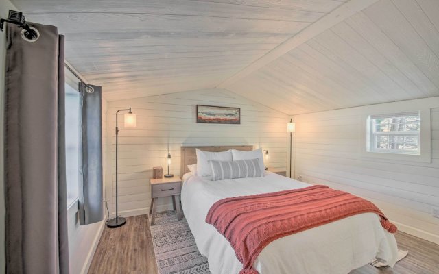 Contemporary Cabin w/ Mountain Views & Deck