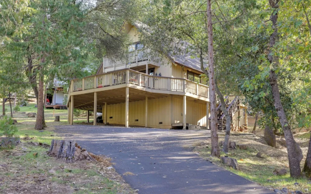 Spacious Groveland Cabin w/ Wraparound Deck!