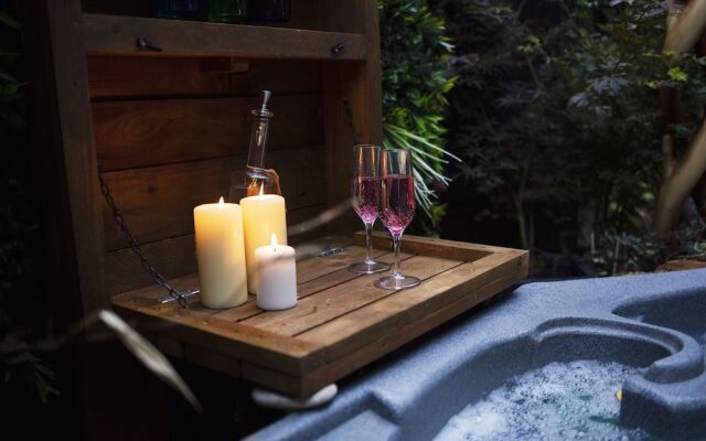 Romantic Lodge on Edge of Nature Reserve