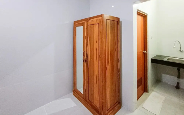 Widi Guest House near GWK Mitra RedDoorz