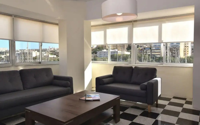 Bright and Central 2 Bedroom With Harbour View
