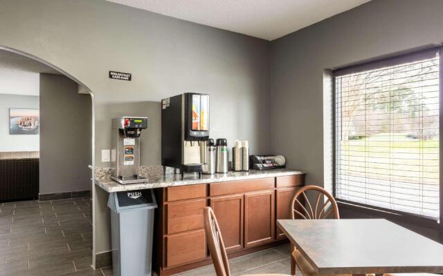 Econo Lodge Inn & Suites