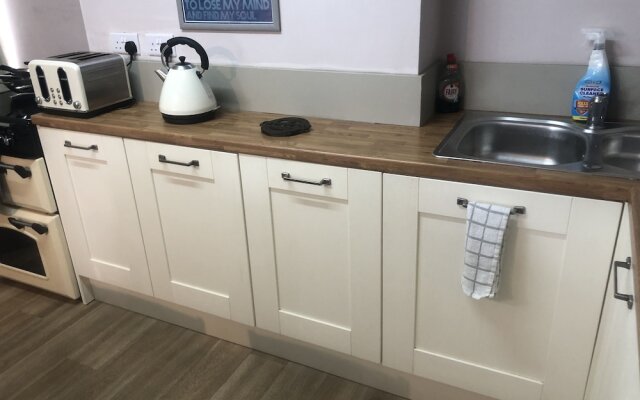 Superb Apartment With Sky Glass TV and Netflix
