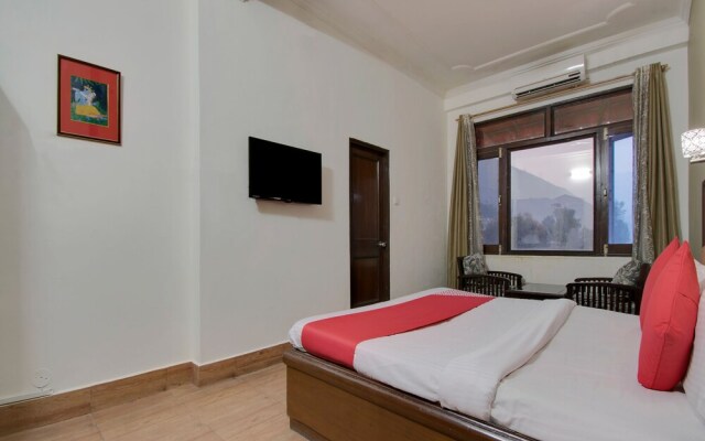 Oyo 26837 Hotel White House