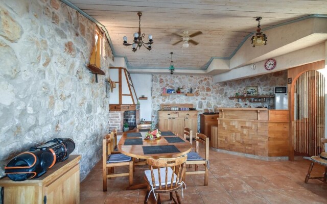 Stunning Home in Sevid With Wifi and 5 Bedrooms