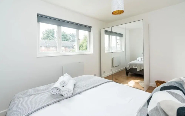 Sleek and Stylish 2BD Home With a Garden Anerley