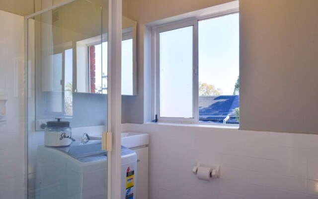 Sun-Drenched 1 Bed Studio Apt Newtown Parking