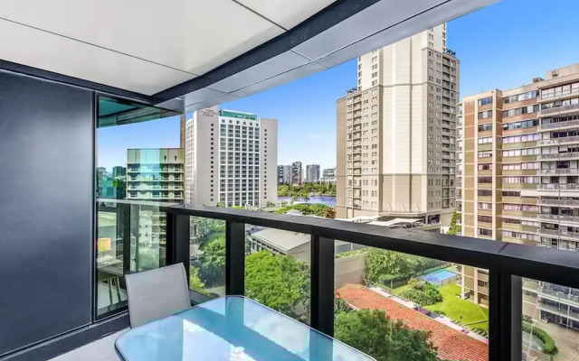2BR Luxury Skytower Views CBD Pool Gym Netflix
