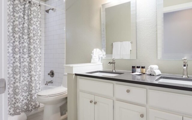 Massive 14 Bed/3.5ba Downtown Home by Domio