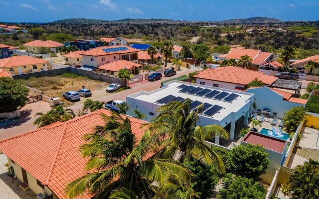NEW Modern 4BR 4 5BA w Pool Outdoor Dining