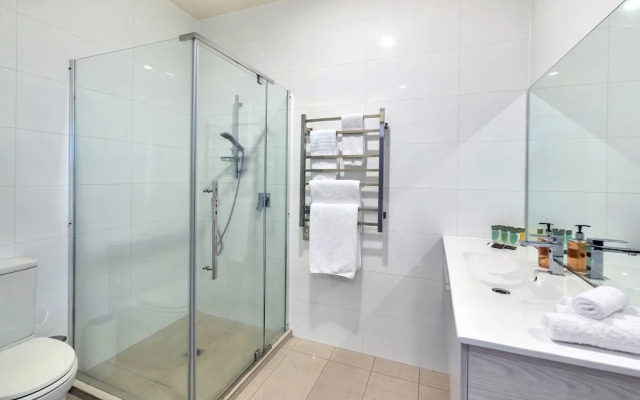 Spacious 2BR Near Westfield Newmarket