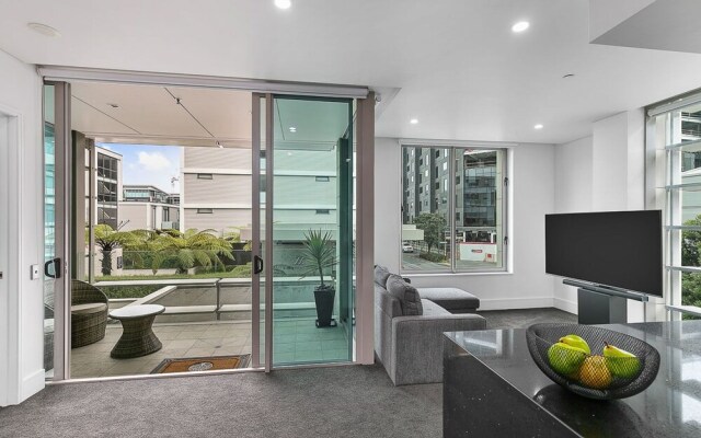 QV Upscale Modern Apt with Parking -965