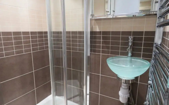 22 43 Clanricarde Gardens Studio