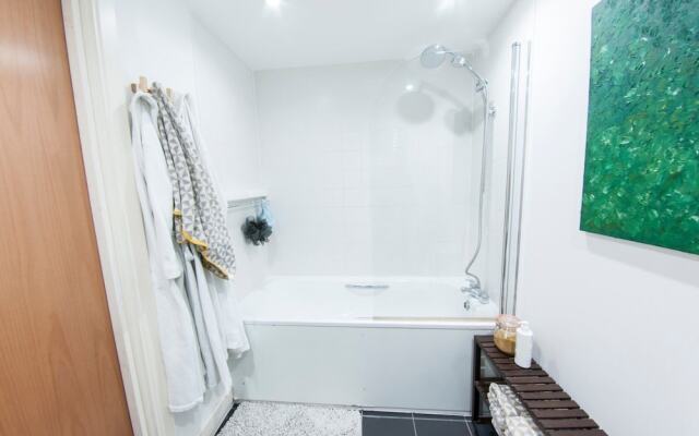 Quiet, Spacious 1BR Hackney Central Flat for 3