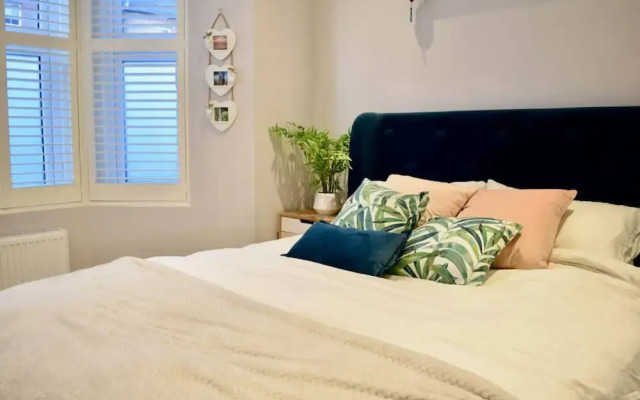 Modern 3 Bedroom Garden Flat in Tooting