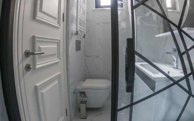 Отель Crowned Hotel