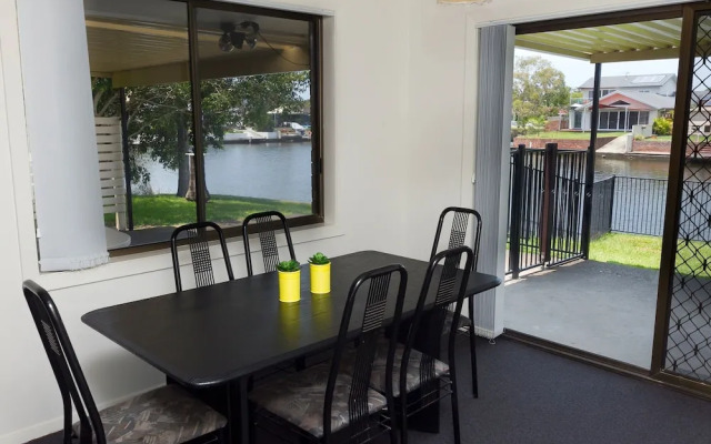 Lake House on Elouera