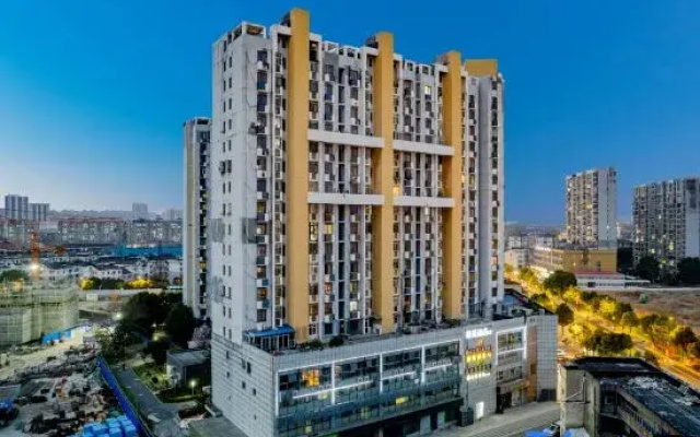Yinglun Hotel (Nanjing Jiangbei Hongyue Chenglonghua Road Subway Station)