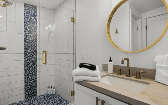 Desert Dreaming Deluxe Retreat w Pool Putt