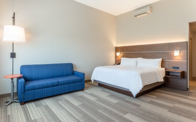 Holiday Inn Express & Suites Springfield North, an IHG Hotel