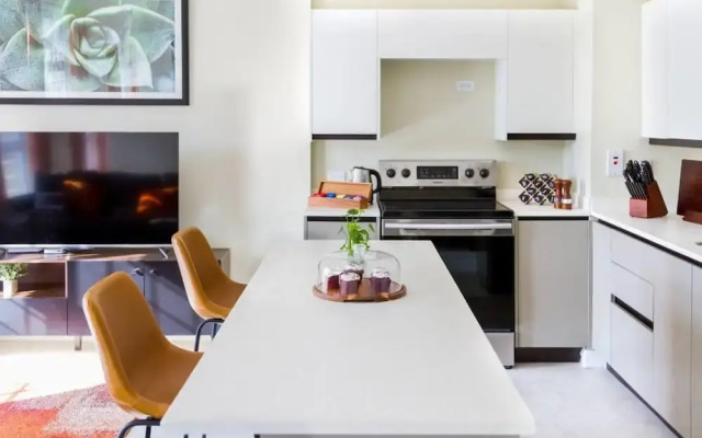 Suite Tangerine Classy Conveniently Located