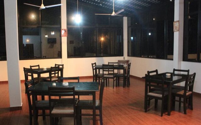 Tharusha Holiday Inn