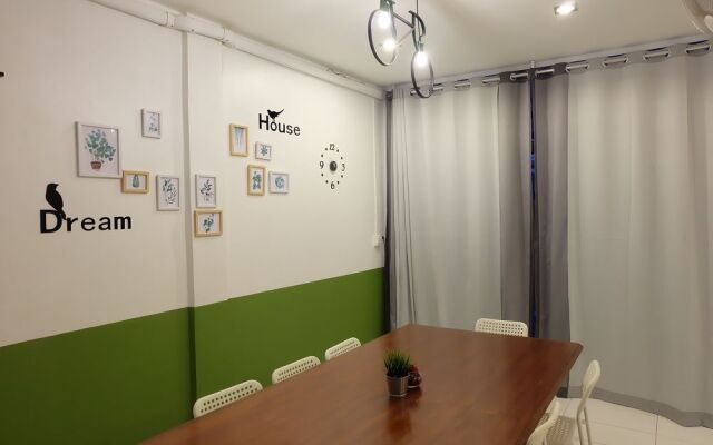 Manii Hostel Asoke